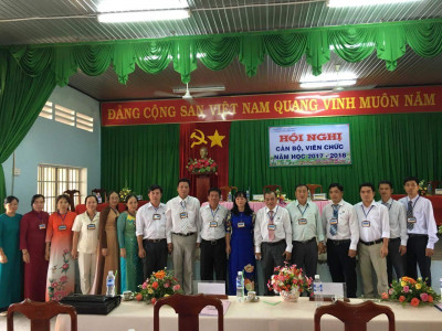 Lãnh đạo Phòng Giáo dục và Đào tạo, lãnh đạo địa phương, BGH tám trường THCS trong huyện, BGH các trường trong xã chụp ảnh lưu niệm cùng nhà trường nhân dịp HNCBVC năm học 2017-2018