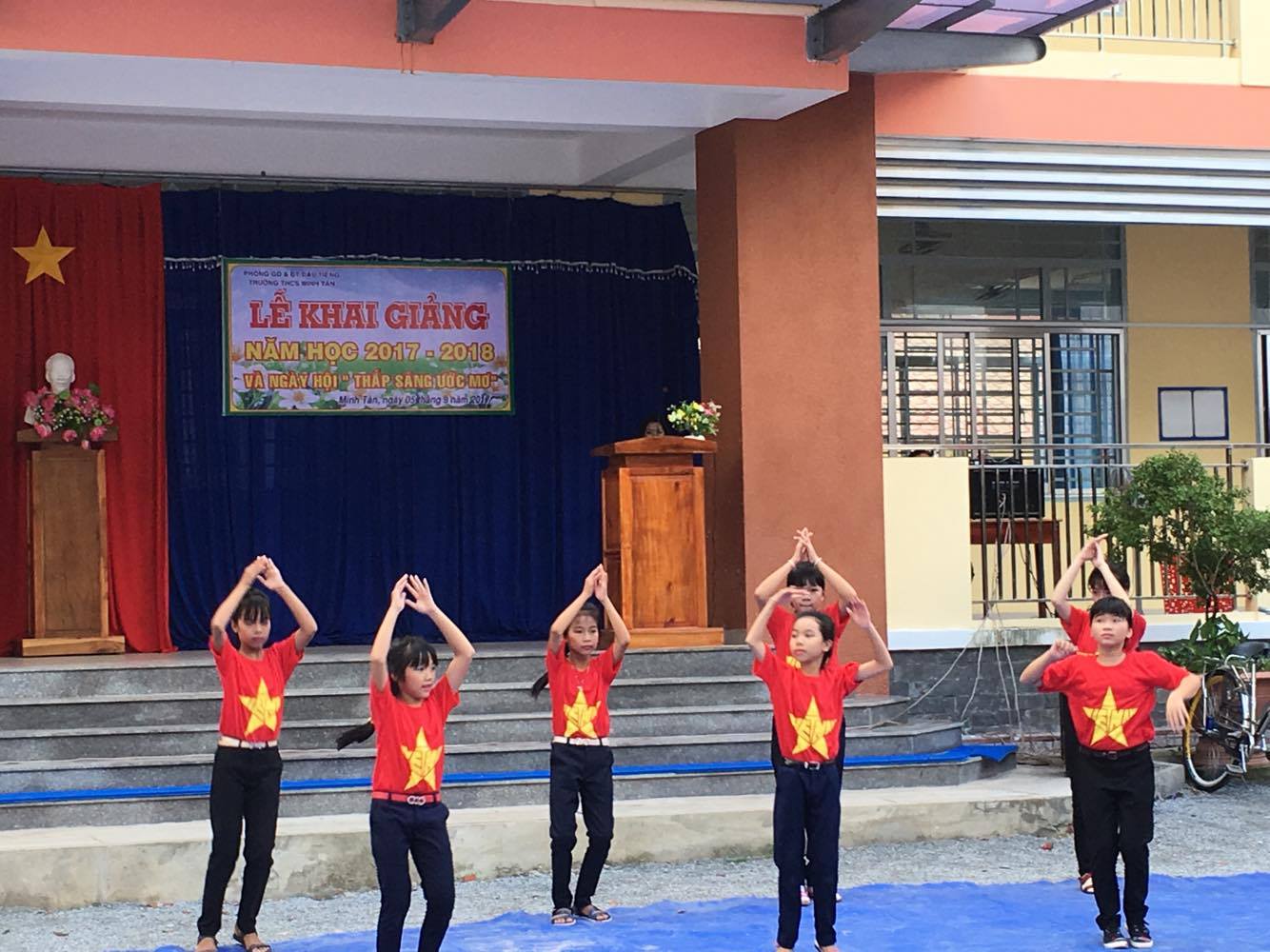 Các em học sinh biểu diễn văn nghệ trước lễ khai giảng