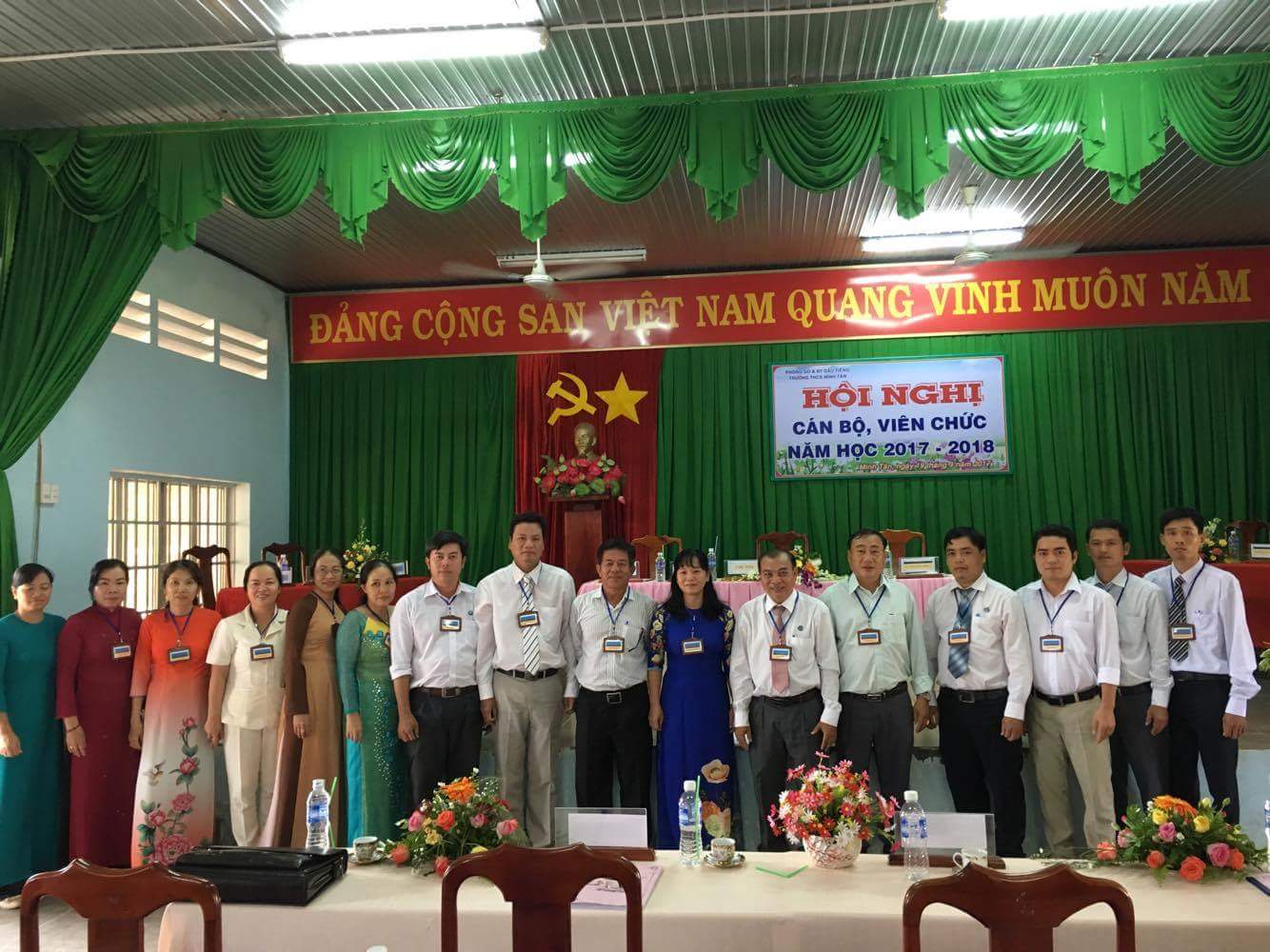 Lãnh đạo Phòng Giáo dục và Đào tạo, lãnh đạo địa phương, BGH tám trường THCS trong huyện, BGH các trường trong xã chụp ảnh lưu niệm cùng nhà trường nhân dịp HNCBVC năm học 2017-2018