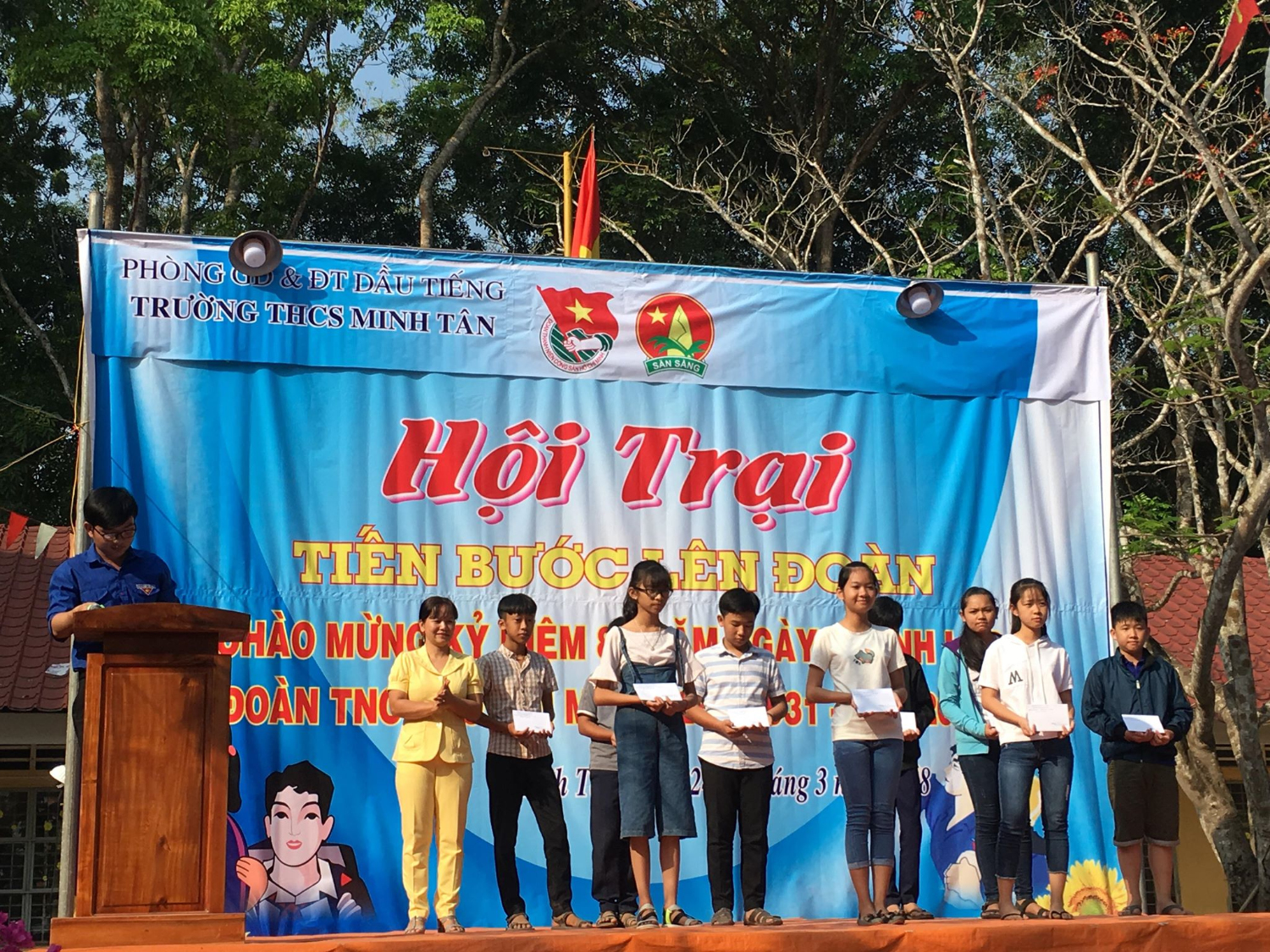 trao giai thuong