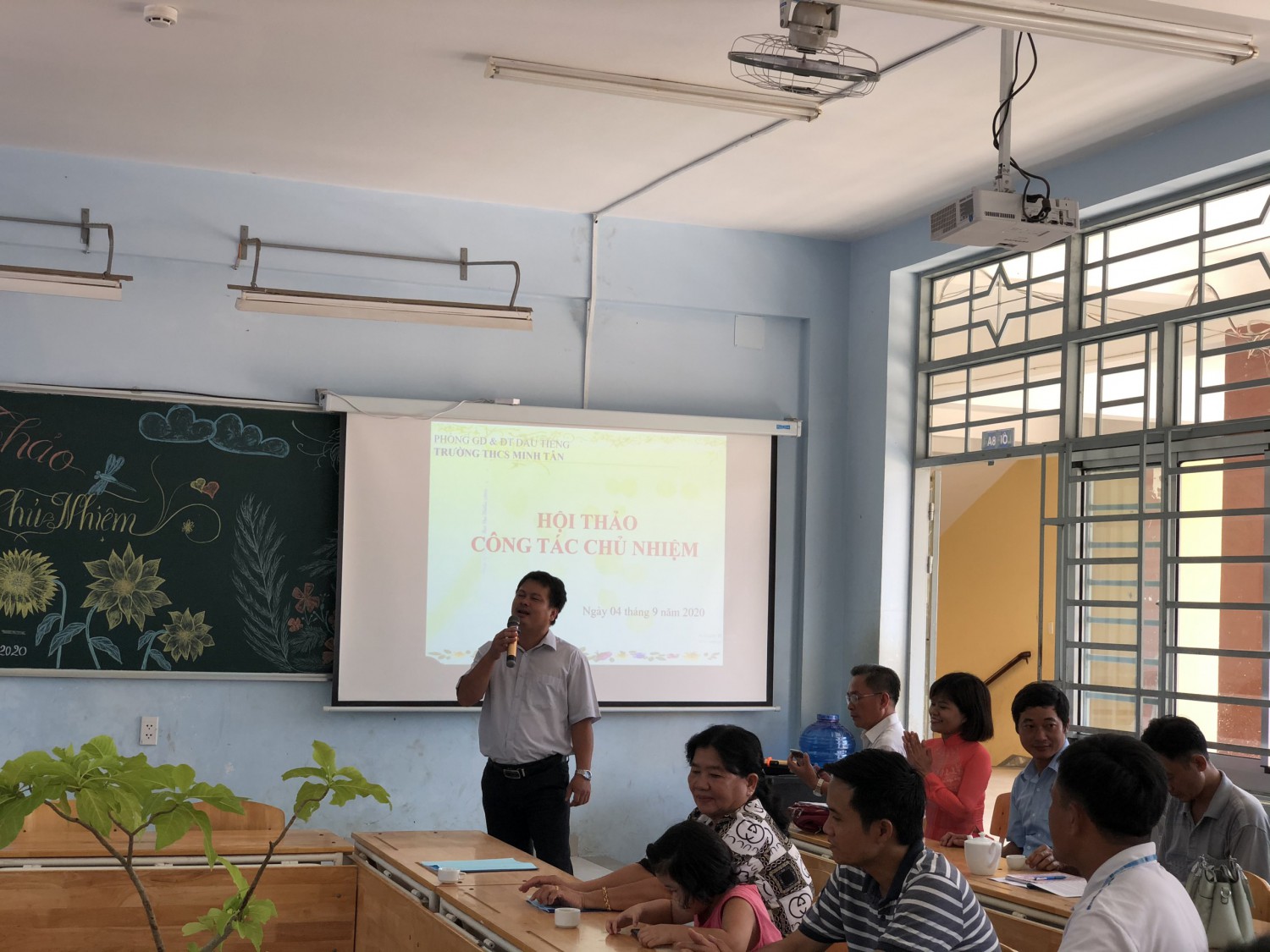 Thầy Huy tham gia văn nghệ chào mừng Hội thảo