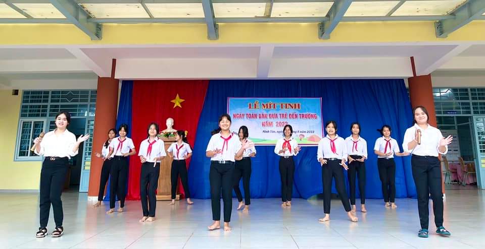 Các em học sinh biểu diễn văn nghệ trước lễ mít tinh