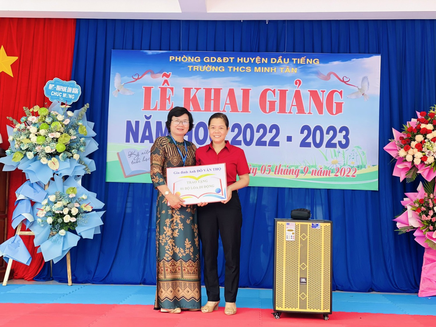 mạnh thường quân tặng quà