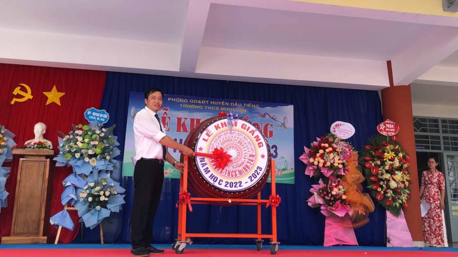trống khai trường